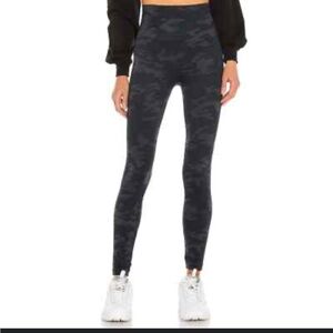 Spanx Look At Me Now Black Camo Seamless Leggings M